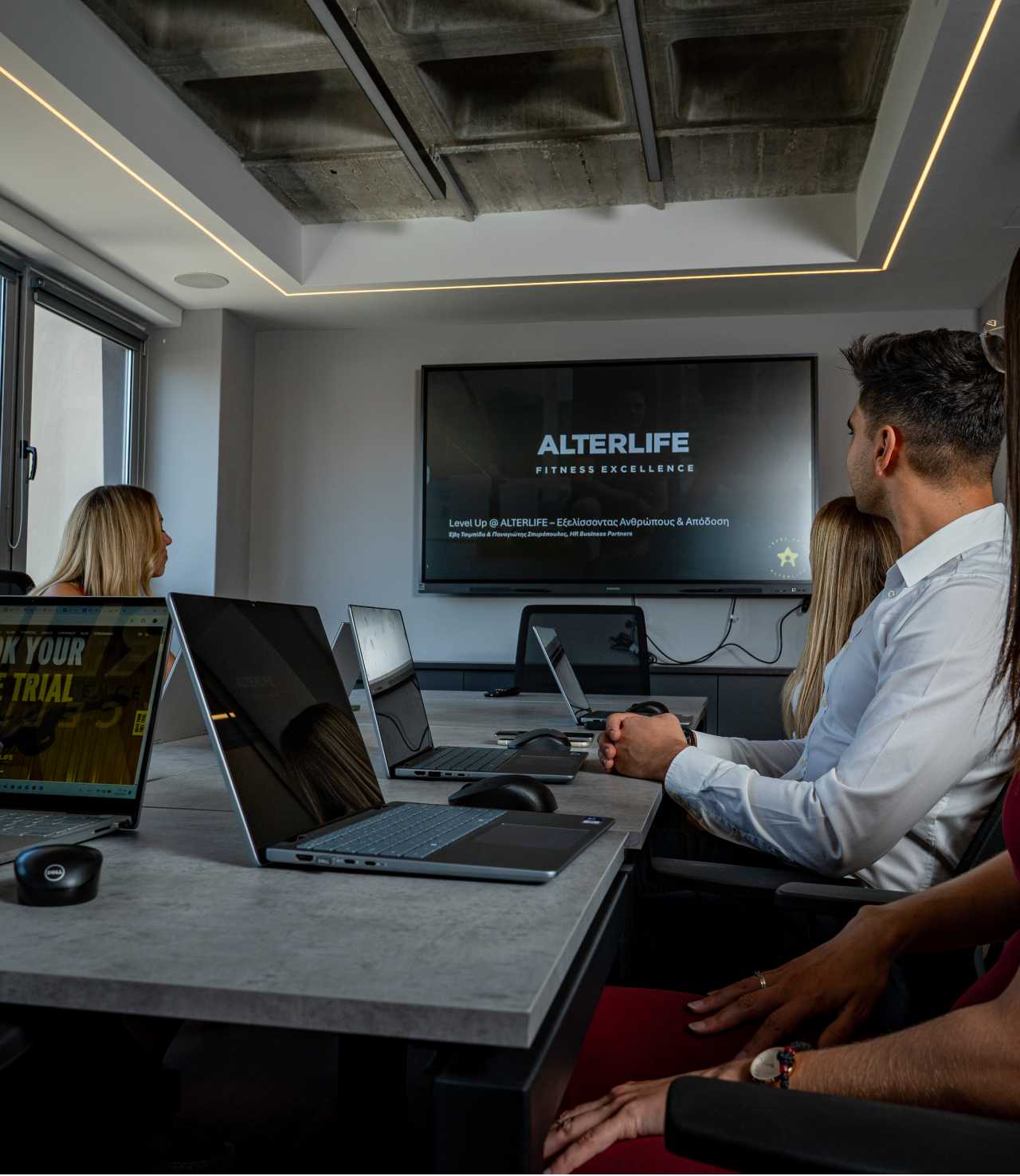 ΓΙΝΕ ΣΥΝΕΡΓΑΤΗΣ